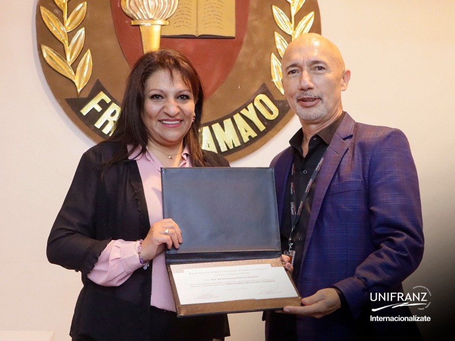 Dra. Ximena Zoraya Salinas Martínez: Profesional Destacada UNIFRANZ La Paz